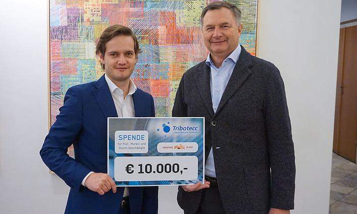  Christoph Herzeg (links) und Geschäftsführer Rainer Schmidtmayer übergeben 10.000 an "Kärntner in Not"