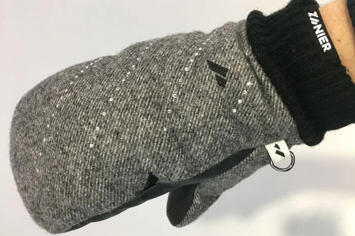 Was Michael Jackson in der Musikwelt berühmt gemacht hat, bringt der Tiroler Handschuhspezialist Zanier in die Wintermode: Handschuhe mit glitzernden Funkelsteinen von Swarowski.