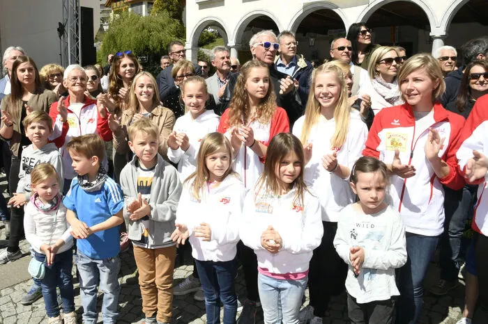 Eine große Abordnung der Spittaler Sportgemeinschaft Spittal. Dort wurde bei den Akrobatik-Turnerinnen der Grundstein für die sportliche Karriere von Anna Gasser gelegt.