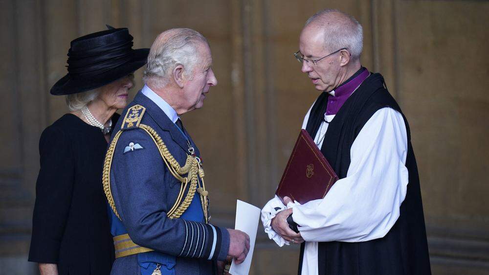König Charles III, nun auch Oberhaupt der Anglikanischen Kirche im Gespräch mit Justin Welby, dem Erzbischof von Canterbury.