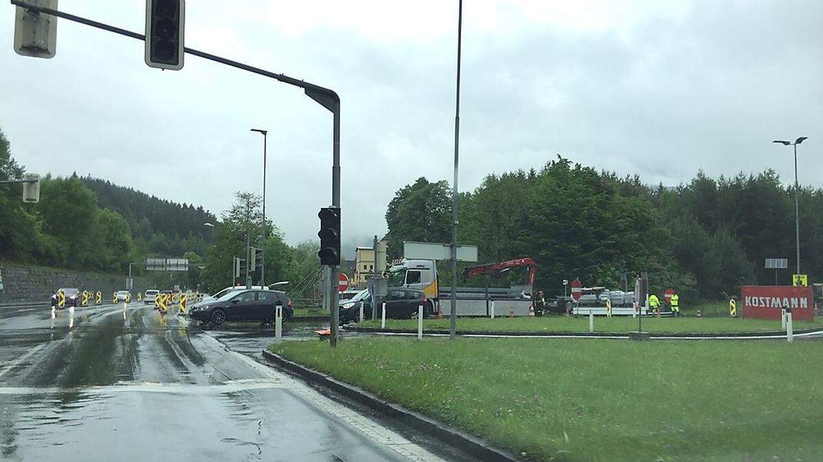 An der Autobahnabfahrt Seeboden bilden sich wegen der Baustelle immer wieder Staus