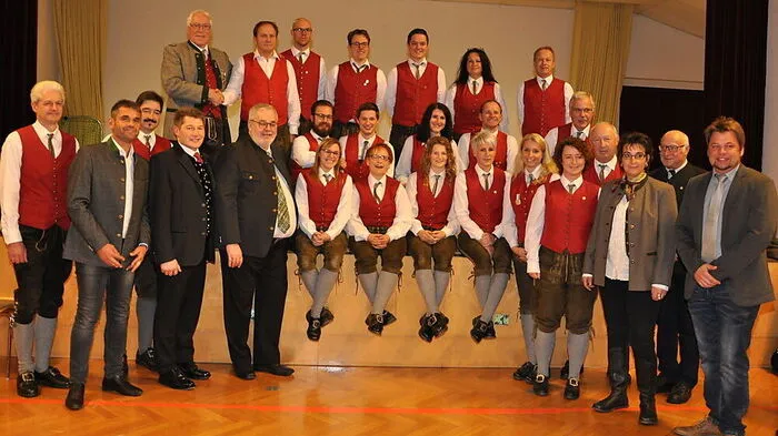 Vertreter des Vereins und der Gemeinde mit den geehrten Mitgliedern