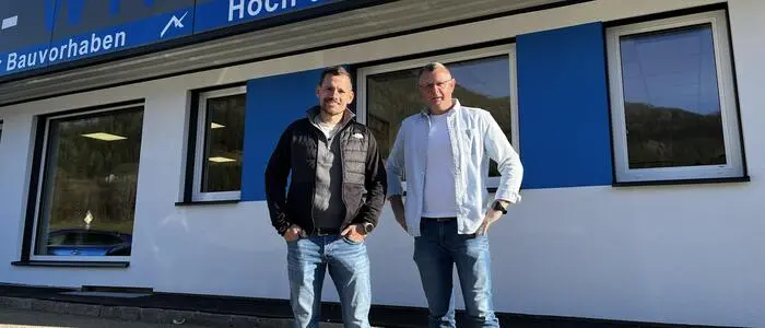 Karl Wieser, stellvertretender Geschäftsführer und Geschäftsführer Eduard Schusser vor der neuen Adresse von „Bau-Wifzack“ in Furth 26