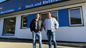 Karl Wieser, stellvertretender Geschäftsführer und Geschäftsführer Eduard Schusser vor der neuen Adresse von „Bau-Wifzack“ in Furth 26