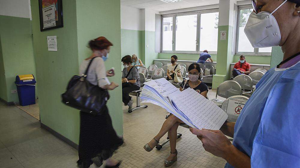 Sechs Monate nach der wegen der Coronavirus-Pandemie am 5. März erfolgten Schließung sind in Italien die Schulen am Dienstag wieder geöffnet worden