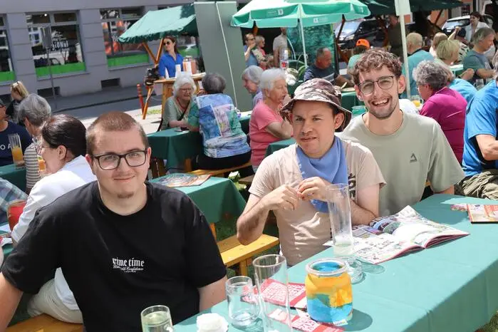 Am Vormittag unterhielt die Gruppe „Zenz Flicker und seine Freunde“ sowie eine Tanzgruppe, ein Pop-Ensemble sowie Schülerinnen und Schüler der Musikmittelschule Weiz musikalisch. 
