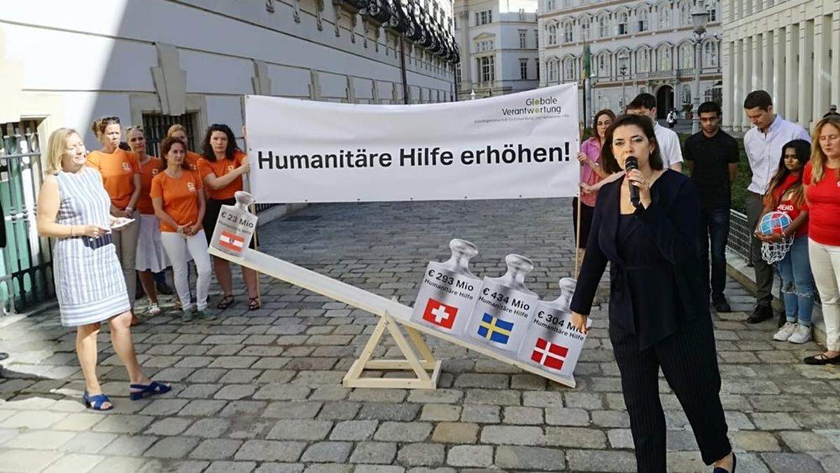 Veranschaulicht wurden die Unterschiede bei der Protestaktion nahe des Wiener Ballhausplatzes mit einer Waage, die angesichts des &quot;Leichtgewichts humanitäre Hilfe&quot; klar auf eine Seite kippte