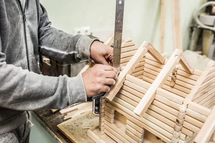 In der Werkstatt werden Vogelhäuschen gebaut. Rund 40 Stunden Arbeit stecken einem Unikat.