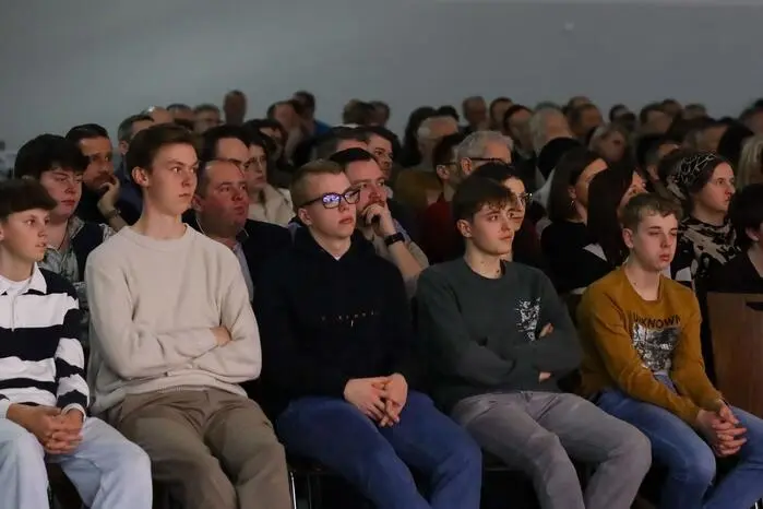 Der Saal war bis auf den letzten Platz gefüllt.