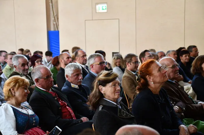 Die Eröffnung fand im neuen Turnsaal statt.
