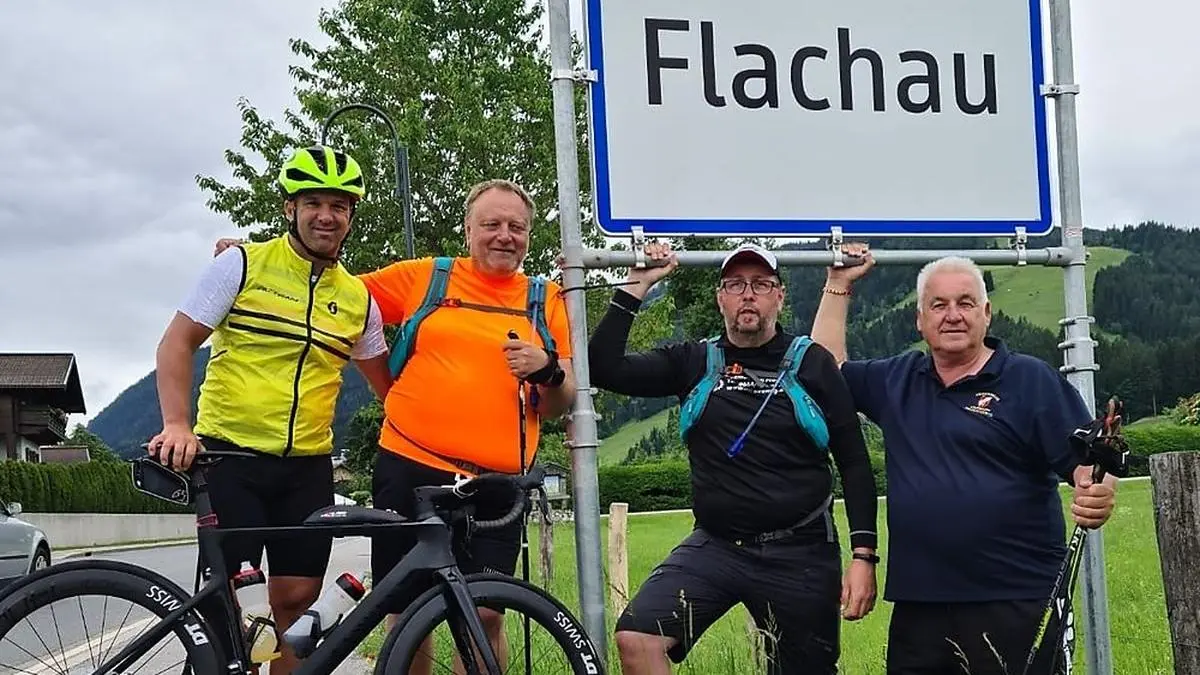 Von links am Ziel: Feuerwehrkollege Günter Mayer, Gernot Archan und Wolfgang Rausch mit Bürgermeister Wolfgang Grilz