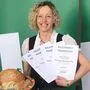 Die vergoldete Bäckerin mit ihrem Osterbrot