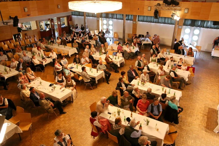 Unter anderen im Kulturhaus gesichtet: Mediziner Ernst Kohlweg, Gerichtsvorsteher Herbert Müller, Sängerbund-Bundesobmann Horst Moser, Gauobmann-Stellvertreter Franz Kostwein, Ehrengauobmann Manfred Ramprecht, Flex-Quality-Direktor Peter Müller, Finanz-Experte Matthias Müller sowie Stadtrat Wolfgang Leitner und Bürgermeister außer Dienst Manfred Mitterdorfer. 