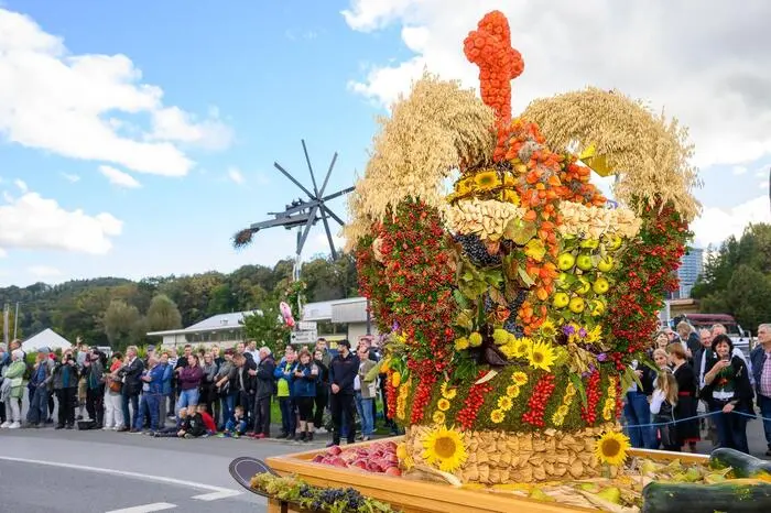 Höhepunkt des Umzugs war die prächtige Erntekrone