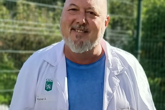 Armin Rainer ist Pflegeassistenz