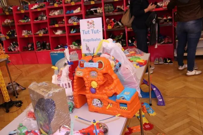 Baby- und Kinderkleidung, Schuhe und Umstandsmode, alles war genau nach Größen sortiert, Kinderwagen, Hochstühle, Spielsachen, Bücher, CDs, DVDs, Autositze, Kinderräder sowie viele andere Gegenstände wurden angeboten. Nicht abgeholte Gegenstände werden an Sozialeinrichtungen weitergegeben.