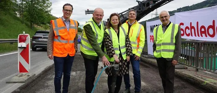 Presslufthammer statt Spaten: David Spielbichler (Strabag), Bürgermeister Hermann Trinker, Landesrätin Claudia Holzer, Martin Reiter-Puntinger (Baubezirksleitung) und Peter Fischer (STED)