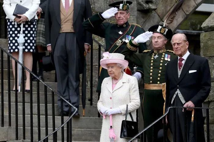 Die Monarchin wurde von ihrem Mann, dem Duke of Edinburgh Prinz Philip bei der Garden Party begleitet, dem es nach seinem Infektionserkrankung scheinbar wieder gut geht. Unter den Gästen waren auch der Duke of York Prinz Andrew und die schottische Premierministerin Nicola Sturgeon, in einem schwarz-weiß gepunkteten Kleid, ...