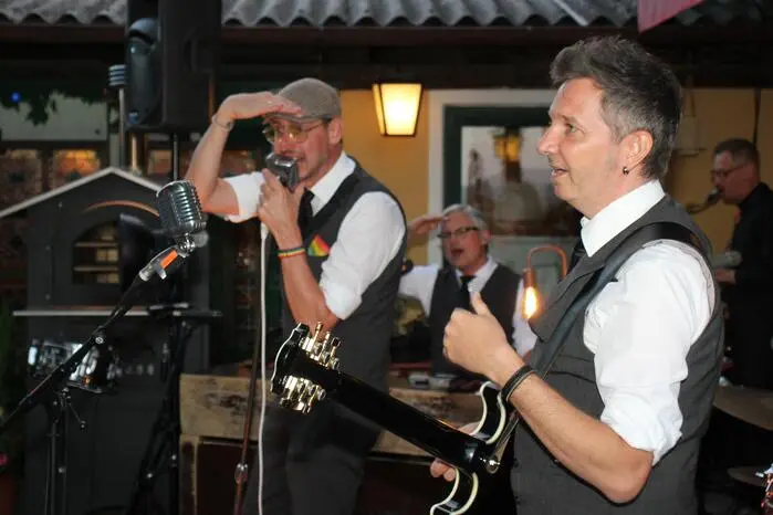 Beim Open Air Konzert im Schilcherhof blieb bei handgemachter Vintage Music niemand ruhig sitzen und swingte im Rhythmus mit.