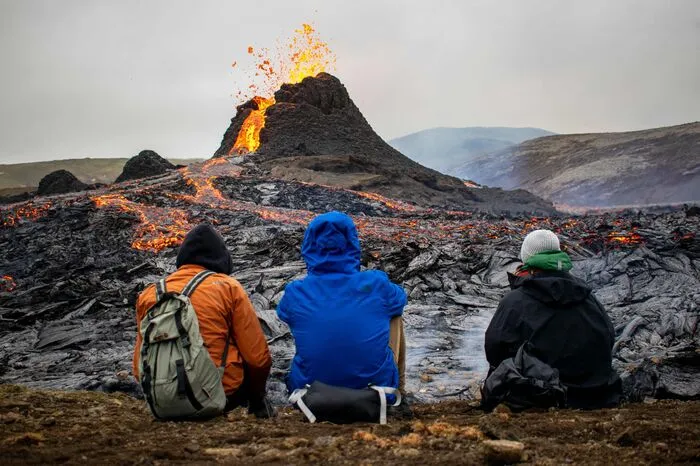 Die Eruption nicht weit entfernt von der Hauptstadt Reykjavik begann am Freitagabend, Lavaströme bahnten sich daraufhin kontinuierlich und langsam den Weg in das Tal Geldingadalur.