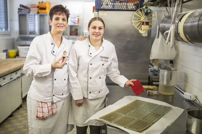 Die Konditoren in der Konditorei-Bäckerei Stocklauser produzieren neben Torten &amp; Co. auch die „Baumzuckerln“.