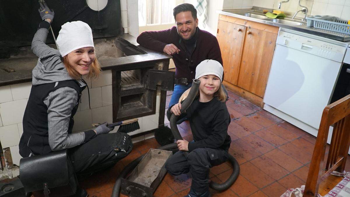 Rauchfangkehrerin Stefanie Glantschnig aus Knittelfeld, Tochter Leonie (6) und Moderator Richard Deutinger drehten am Stüblergut in Salla