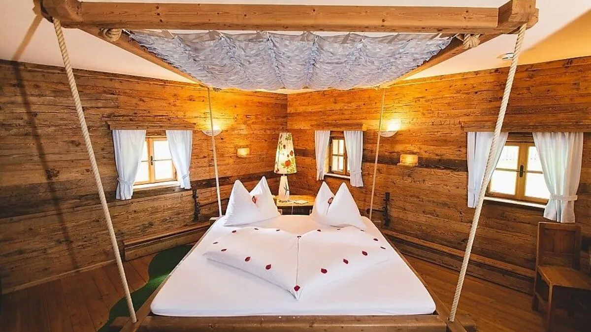 In den Urlaub schwingen im Seilbett-Zimmer