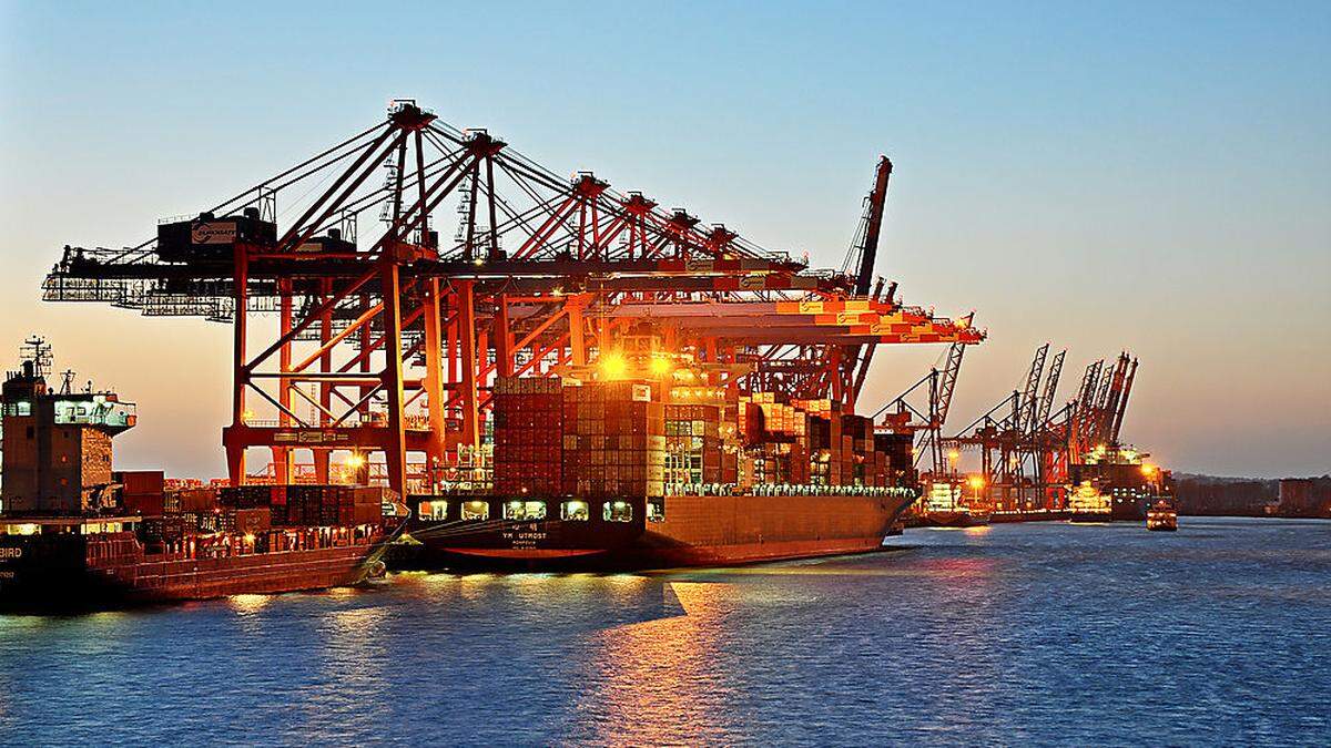 Der Export lahmt. Containerschiffe in Hamburg.