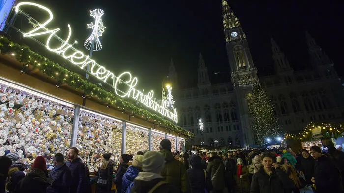 Dieses Jahr schmückt eine Fichte aus der Steiermark den Wiener Christkindlmarkt auf dem Rathausplatz