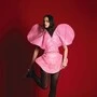 Prinzessin Eugenia von Hannover                                                                                      Top aus Leder von <em>Amorphose</em>
Matrix Kreolen von <em>Swarovski</em>
Sublima Cocktailring
von <em>Swarovski</em>
Strumpfhose von <em>Falke</em>
Riemchen-Heels von <em>Amina Muaddi</em>
by <em>Amicis</em>
Blauer Eyeliner und Schimmer-Eyelid mit der Eyeshadow-Palette <em>Chanel Les</em>
<em>4 Ombres </em>in Farbe Nuit Astrale (Holiday
Collection)
