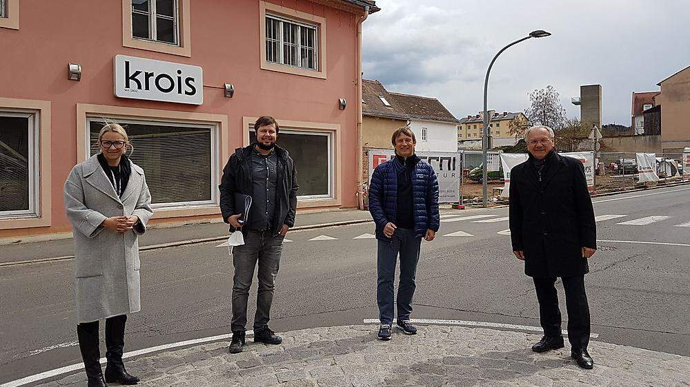 Architekt Martin Cserni (2.v.r.) stellte das Projekt mit Bürgermeister Josef Ober (r.), Ines Reicht (l.) und Andreas Eibl vor