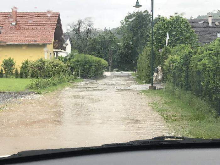 Auch in Klein-Gaisfeld stehen die Straßen teils unter Wasser