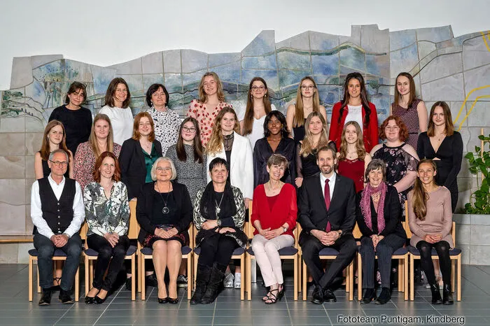 Es maturierten Almer Mira, Assome Bidza, Berger Lisa-Marie, Fuchs Hannah, Gölles Marina, Hausbauer Anja, Hofbauer Kristina, Höller Michaela, Kitting Katharina, Kohlhofer Amelie, Königshofer Leonie, Pammer Lena und Pützfeld Alina. Klassenvorständin war Gertrude Schneider.
