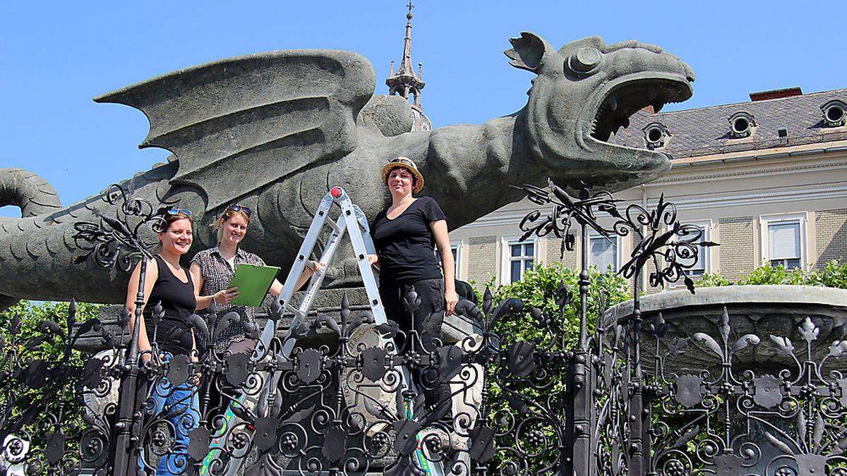 Die Restauratorinnen Andrea Hackel, Bettina Unterberger und Susanne Leiner erstellten im letzten Sommer das Gutachten und übernehmen nun einen Teil der Arbeiten