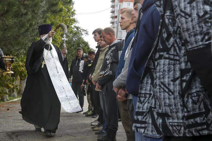 Ein orthodoxer Priester segnet die Rekruten in Wolgograd