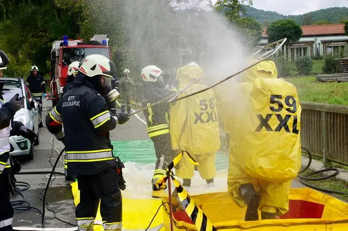 Mit speziellen Säureschutzanzügen brachte die Feuerwehr den Kanister aus dem Gefahrenbereich. Im Freien wurde der Druck von den Einsatzkräften kontrolliert aus dem Kanister gelassen. 