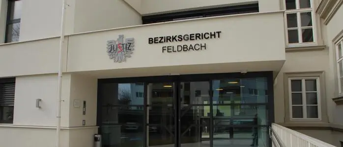 Der Angeklagte bleibt cool vor Gericht, die Zeugin weint