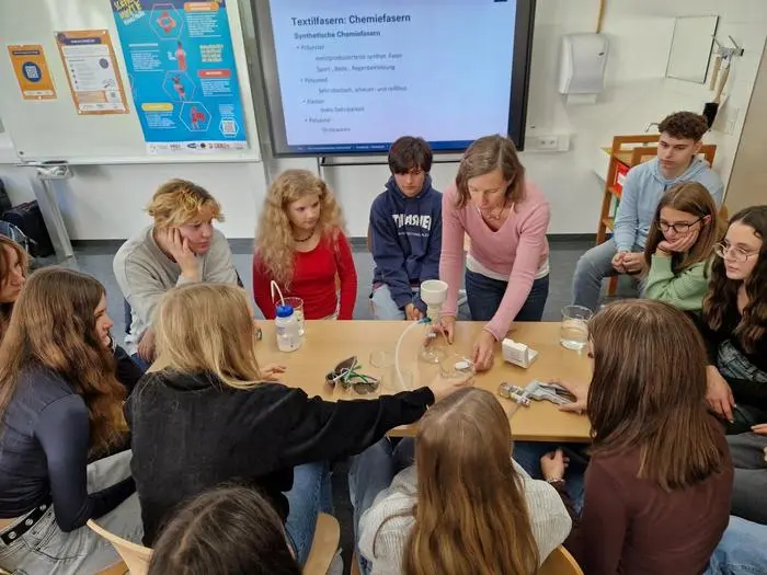 Besuch des Workshops „Überall Plastik“ beim MINT-Festival der Stadtbücherei Lienz