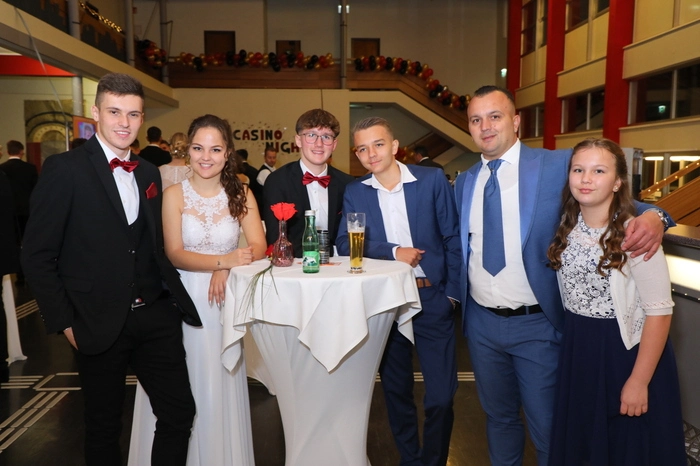 Martin Baumann, Direktor des Alten Gymnasiums, freute sich, viele Gäste - unter anderem Arno Maier in Vertretung des Bürgermeisters, Stadträtin Birgit Sandler, Gemeinderat Daniel Geiger sowie Johannes Gsaxner, in Doppelfunktion als Kulturreferent und Professor des Alten Gymnasiums - begrüßen zu dürfen.