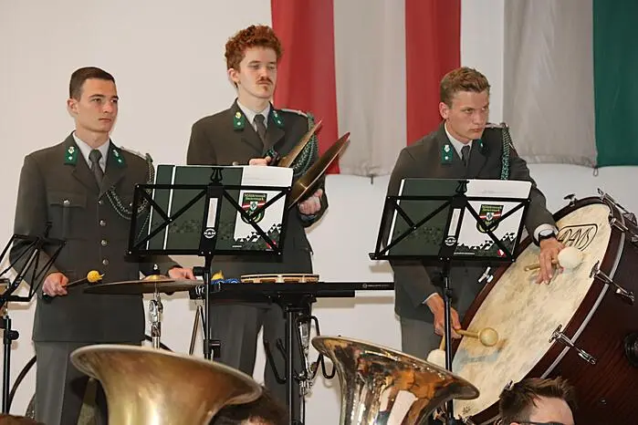 Die MusikerInnen rissen mit Paukenschlägen, dann wieder mit leisen Tönen, das Publikum zu Beifallsstürmen hin.