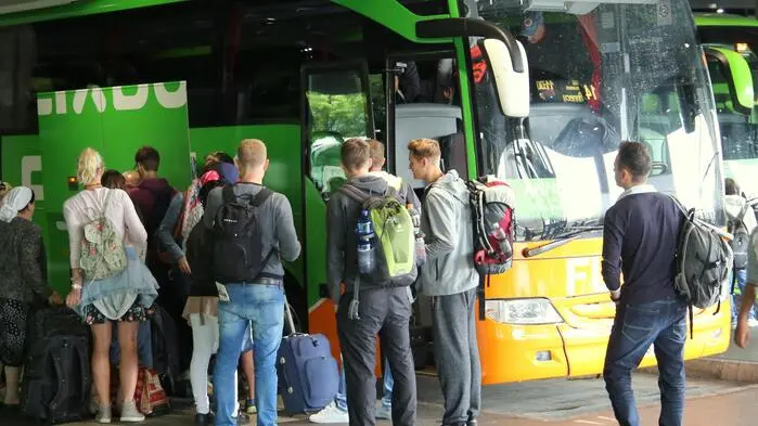 Fahrgäste vor dem Einstieg in einen Flixbus (Archivbild)