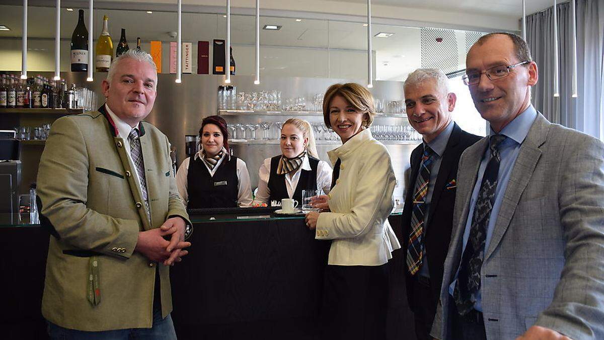 Werner Gutschi vom YP-Team, Landeshauptmannstellvertreterin Gaby Schaunig, Reinhard Angerer (Direktor Fachberufsschule für Tourismus), Wolfgang Haberl (AMS) 