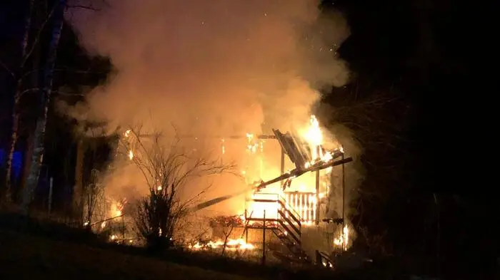 Das Ferienhaus stand Donnerstagfrüh in Vollbrand. Die Feuerwehr verhinderte, dass sich die Flammen ausbreiten.