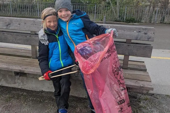 Ausgestattet mit rosaroten Müllsäcken, Zangen und Handschuhen befreiten die Schülerinnen und Schüler die Schulumgebung von herumliegendem Müll.