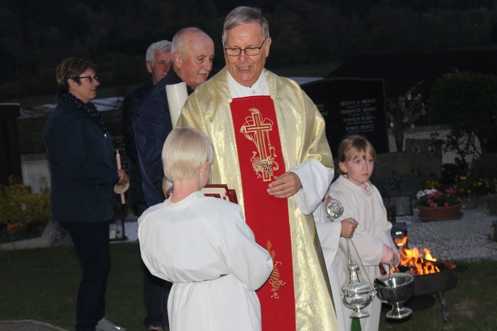 Die Heilige Messe (Beginn 20 Uhr) hielt Pfarrer Walter Oberguggenberger
