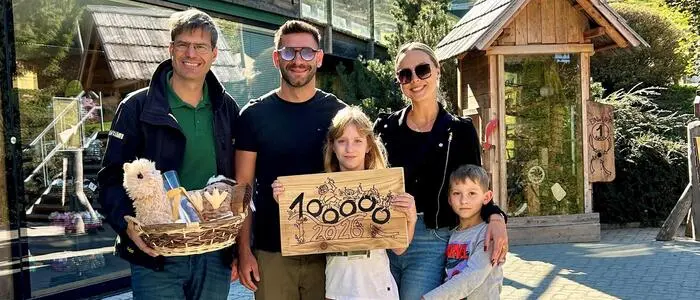 Am Wilden Berg wurde der 100.000. Gast von Parkleiter Andreas Prieger (li.) begrüßt und mit einer Goodie-Bag überrascht