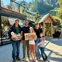 Am Wilden Berg wurde der 100.000. Gast von Parkleiter Andreas Prieger (li.) begrüßt und mit einer Goodie-Bag überrascht