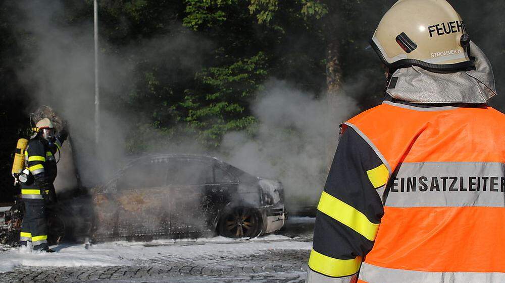 Ein Pkw brannte vor der Einfahrt zum Gleinalmtunnel in Richtung Graz völlig aus