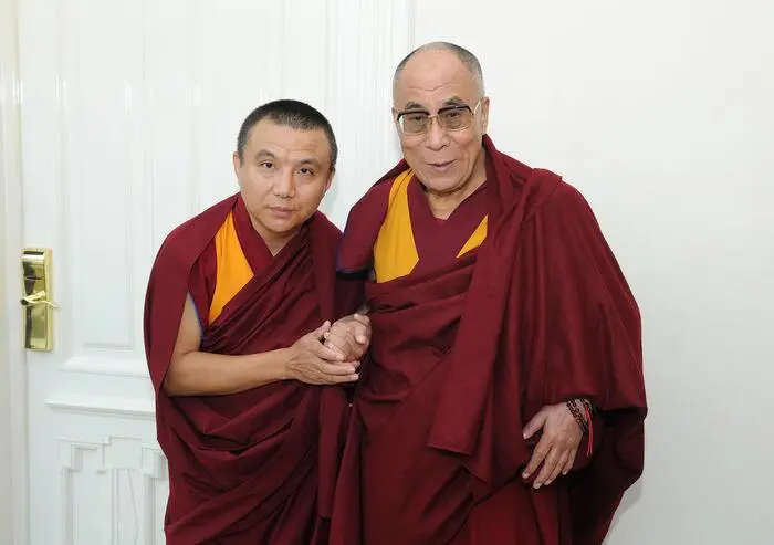 Lama Geshe TenDhar, Direktor des Tibetzentrums (links), der Dalai Lama und das Land Kärnten standen hinter dem Projekt