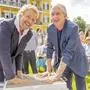 Thomas Gottschalk (l.) und Mike Krüger verewigten sich per Handabdruck in Velden am Wörthersee